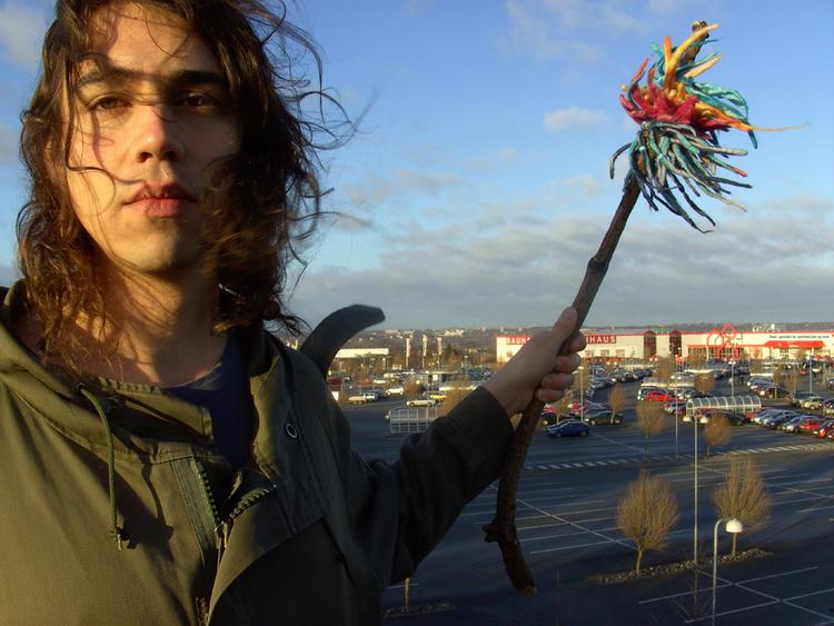 Multi-instrumentalisten Jonas Stampe klæder sig ud som det sjældne dyr Snöleoparden og får århusianske børnehavebørn til at skråle med på Sebastians 'Hodja fra Pjort' på tema-albummet 'Frie børn leger bedst'. 