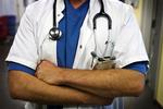 At arbejde alene øger en læges risiko for at komme i skærpet tilsyn, mener Sundhedsstyrelsen. 