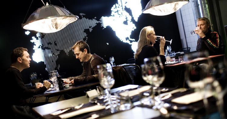 Byens multisted Karriere er ikke kun en restaurant, men et samlingspunkt for samtidskunst og socialt liv. Men maden alene er værd at komme for, mener iBYENs anmelder. 