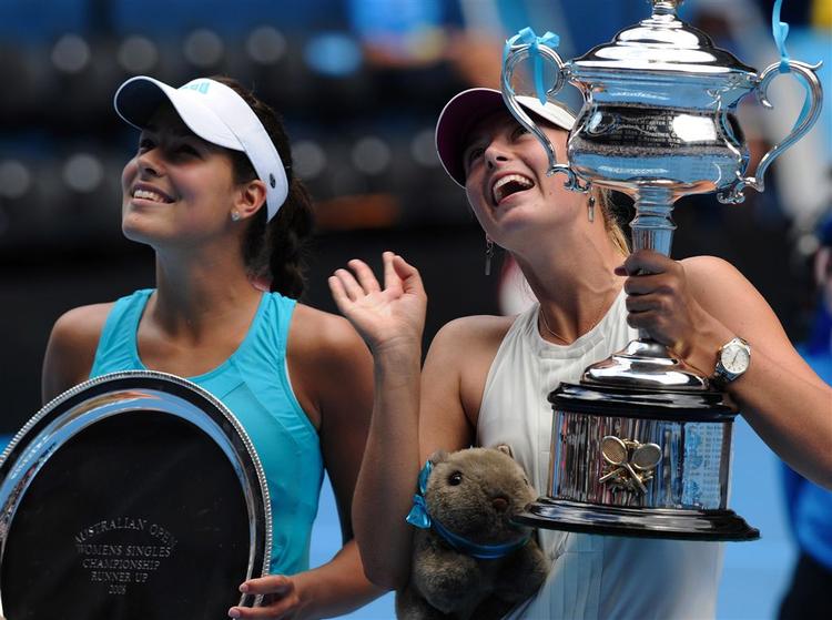 I sidste måned var Maria Sjarapova (th.) og Ana Ivanovic i Australian Open-finalen. Nu er de begge klar til 3. runde i Qatar. 