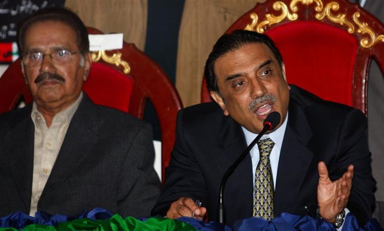 Asif Ali Zardari(th.), der er Benazir Bhuttos enkemand, vil pege på en anden fra sit parti at lede Pakistans regering. 