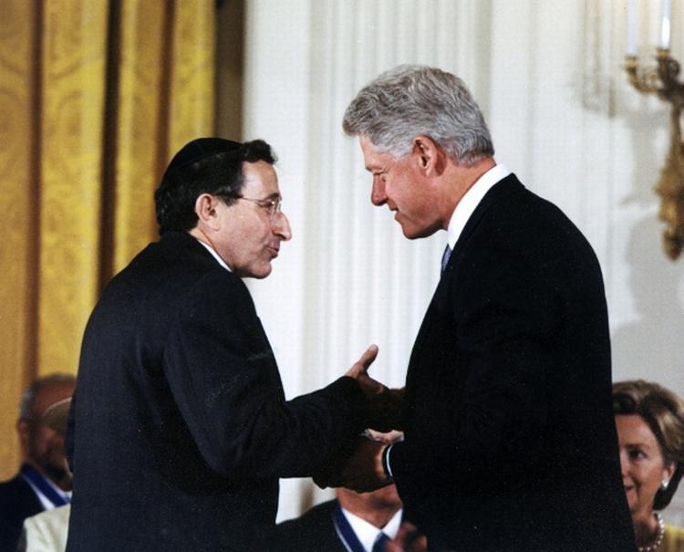 Rabbiner Marvin Hier modtager på Simon Wiesenthals vegne friheds medalje fra Bill Clinton. 