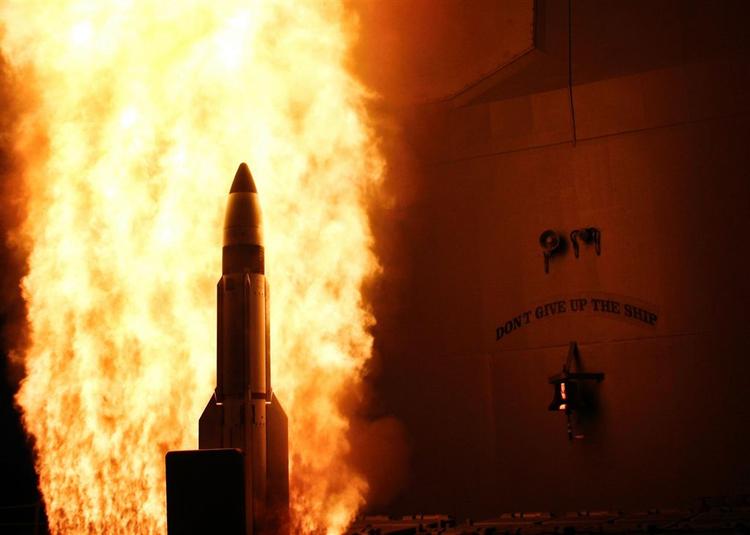 Foto fra forsvaret. Satellitten, som blev skudt ned, havde brændstoffet hydrazin, som ifølge CCN kan skade mennesker ved indånding. 