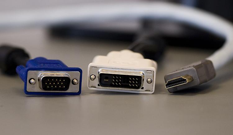 Der findes tre forskellige måder at tilslutte skærmen til din pc. Det gamle VGA-stik til venstre er det ringeste og giver et ledt uskarpt billede. Med DVI eller HDMI skulle billedet gerne stå væsentligt skarpere. 