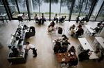 Inventaret i Café Republic på Statens Museum for Kunst er 100 procent sponsoreret af møbelfirmaet Republic of Fritz Hansen. Hvilket direktør Kasper Ohrt ikke ser noget umiddelbart problem i. 
