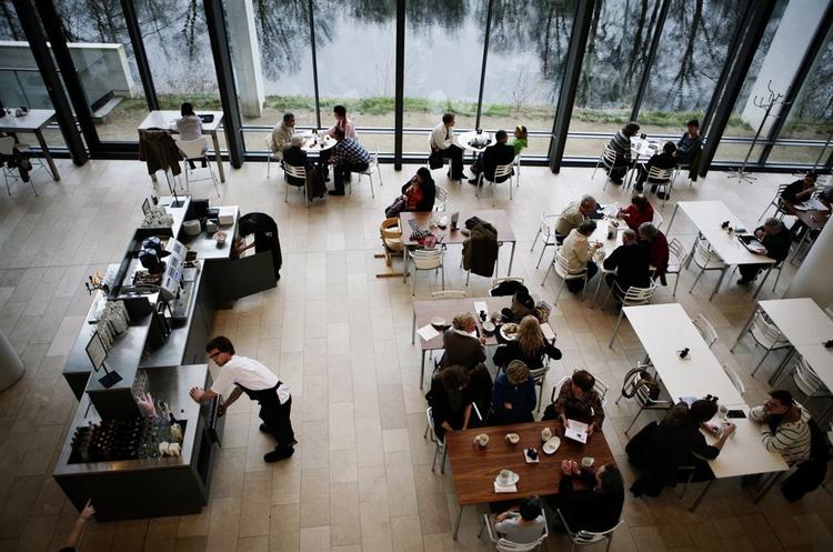 Inventaret i Café Republic på Statens Museum for Kunst er 100 procent sponsoreret af møbelfirmaet Republic of Fritz Hansen. Hvilket direktør Kasper Ohrt ikke ser noget umiddelbart problem i. 