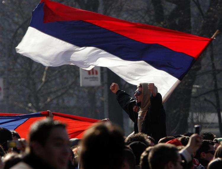 Serbere i Banja Luka protesterer mod Kosovas løsrivelse. 