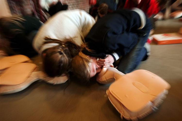 Elever i 7. klasse får nu mulighed for at lære at give førstehjælp i forbindelse med hjertestop. 