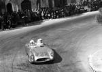 Stirling Moss tager en skarp kurve i Mille Miglia-løbet i 1955. Både fører og bil kommer snart til København. Foto: Mercedes 
