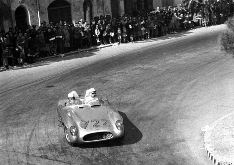Stirling Moss tager en skarp kurve i Mille Miglia-løbet i 1955. Både fører og bil kommer snart til København. Foto: Mercedes 