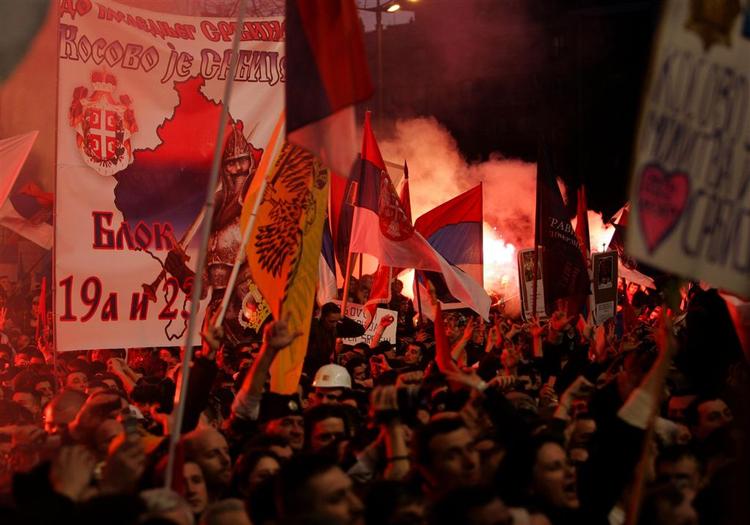 Hundredetusindvis af vrede serbere fyldte hovedstaden, Beograds, gader i dag i protest mod Kosovas løsrivelse. Senere trængte nogle ind og satte ild til den amerikanske ambassade. 