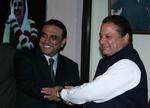 De to sejrherrerne  ved parlamentsvalget, Nawaz Sharif (th.) og Asif Ali Zardari, der er enkemand efter den dræbte leder af Pakistans Folkeparti er i dag blevet enige om at danne regering sammen. 