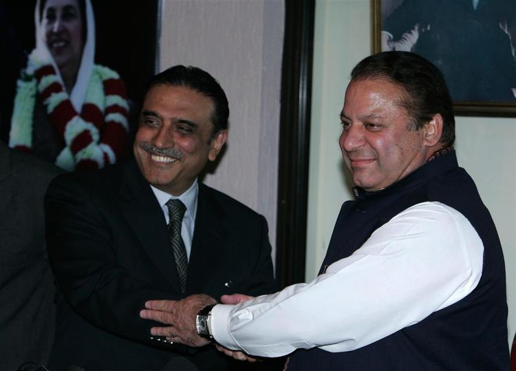 De to sejrherrerne  ved parlamentsvalget, Nawaz Sharif (th.) og Asif Ali Zardari, der er enkemand efter den dræbte leder af Pakistans Folkeparti er i dag blevet enige om at danne regering sammen. 
