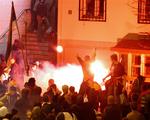 I aftes satte demonstranter den amerikanske ambassade i Beograd i brand. Et forkullet lig er nu fundet i ambassaden. 