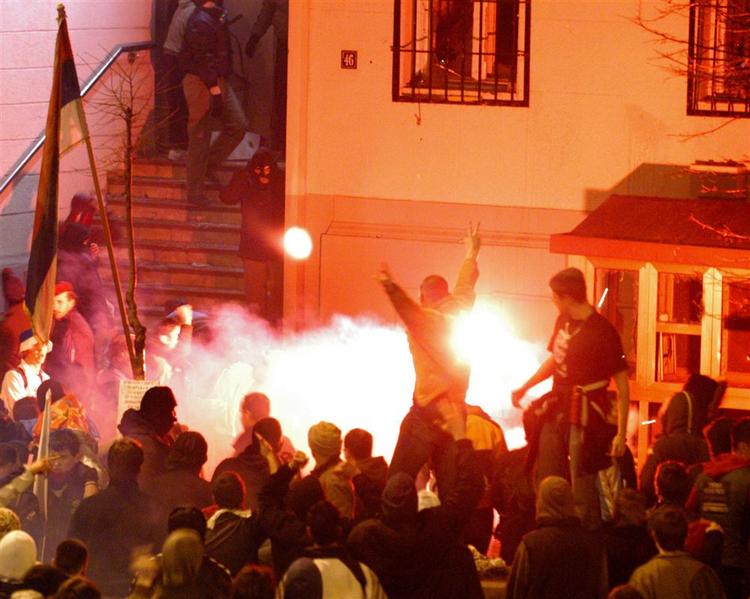 I aftes satte demonstranter den amerikanske ambassade i Beograd i brand. Et forkullet lig er nu fundet i ambassaden. 