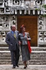 Dronning Margrethe og Prins Henrik besøger det antropologiske museum i Mexico By. 