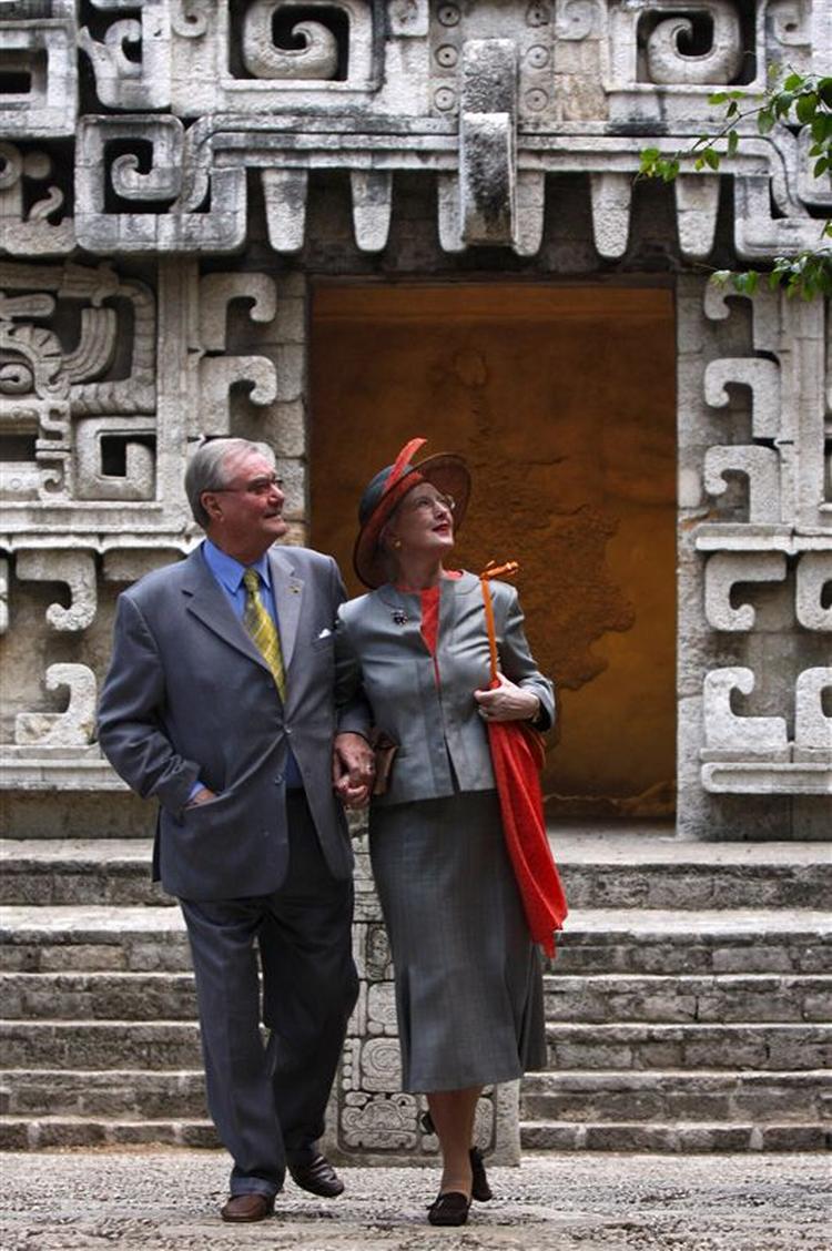 Dronning Margrethe og Prins Henrik besøger det antropologiske museum i Mexico By. 