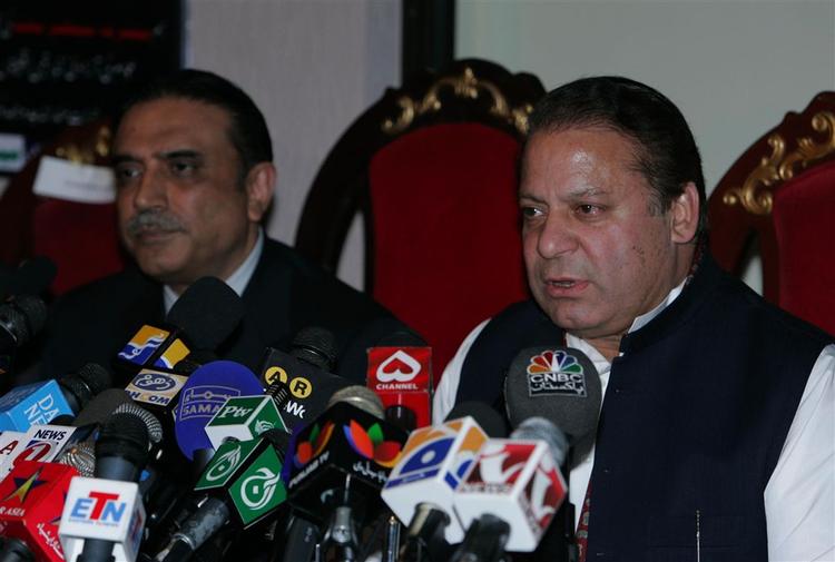 Benazir Bhuttos enkemand Asif Ali Zardari og Nawaz Sharif har bilagt deres stridigheder i et fælles ønske om at få præsident Musharraf fra magten. 