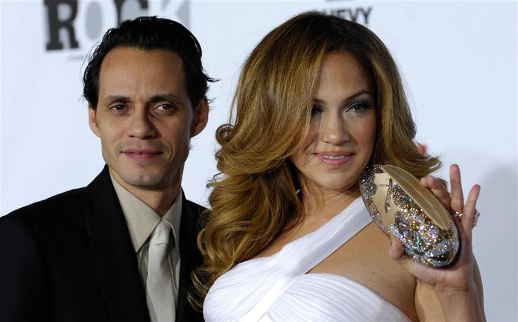 Jennifer lopes og hendes mand Marc Anthony blev i morges forældre til en lille pige og en lille dreng. 