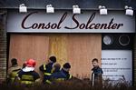 Skodder sættes op foran indgangen til det udbrændte solcenter i Brønshøj. 