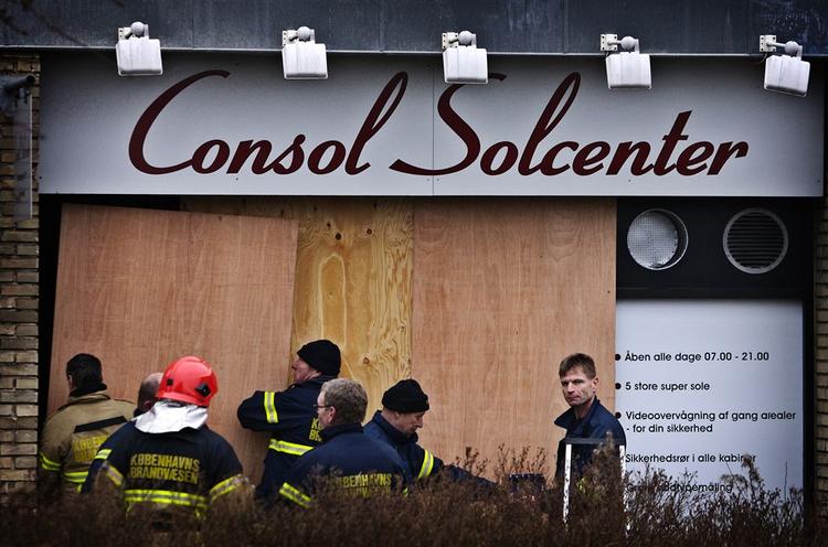 Skodder sættes op foran indgangen til det udbrændte solcenter i Brønshøj. 