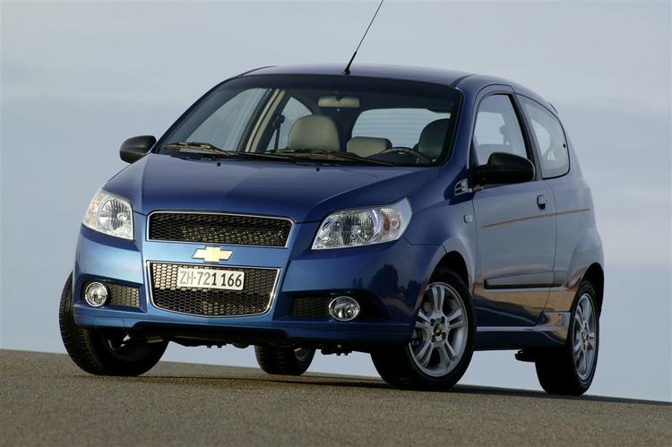 Opfrisket. Chevrolet Aveo, der før hed Kalos, har fået en Audi- inspireret kølergrill. Det kan dog ikke skjule, at bilen føles noget bedaget. Foto:  Chevrolet 