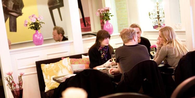 Interiøret er overvejende pink og utraditionelt på The Bubble på selv samme adresse, som Søren Gericke - den første danske udøver af moderne, nyskabende gastronomi - huserede på i 1970'erne. 