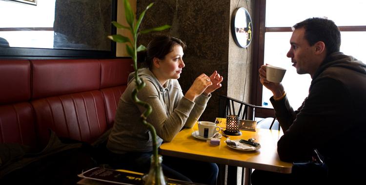 Der er god udsigt til hverdagslivet på Vesterbro fra Café Sennep, mens køkkenet på stedet ikke løfter sig over kantineniveau. 