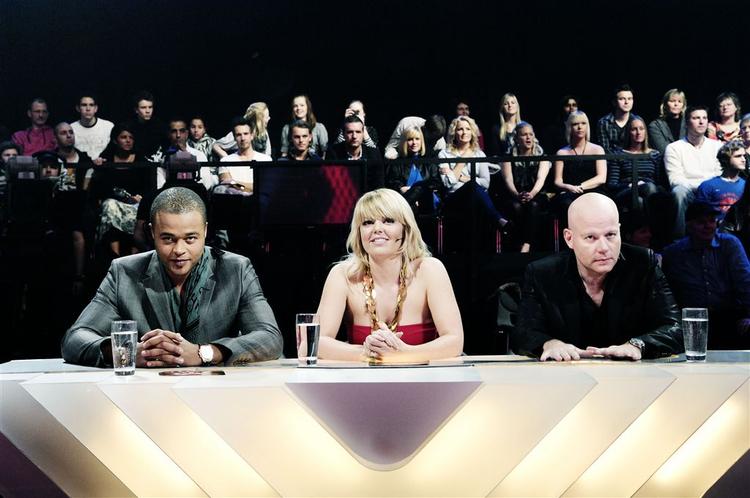 X Factors hårde dommere: Remee, Lina Rafn og Thomas Blachmann skal i aften, sammen med seerne, udvælge endnu en deltager eller deltagerhold, der skal forlade konkurrencen. 