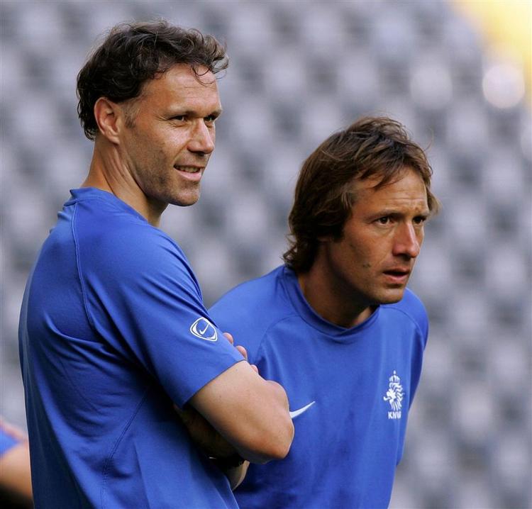 Marco van Basten og John van't Schip spillede sammen i Ajax, hvor de også tidligere har været ungdomstrænere. 