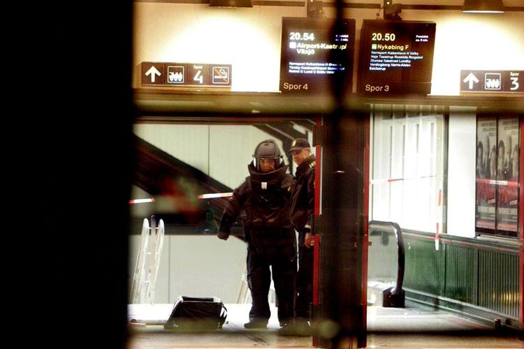 Både DSB, politi og hærens bombesprængningseksperter har haft en usædvanlig travl aften efter to bombealarmer på stationer i Storkøbenhavn. 