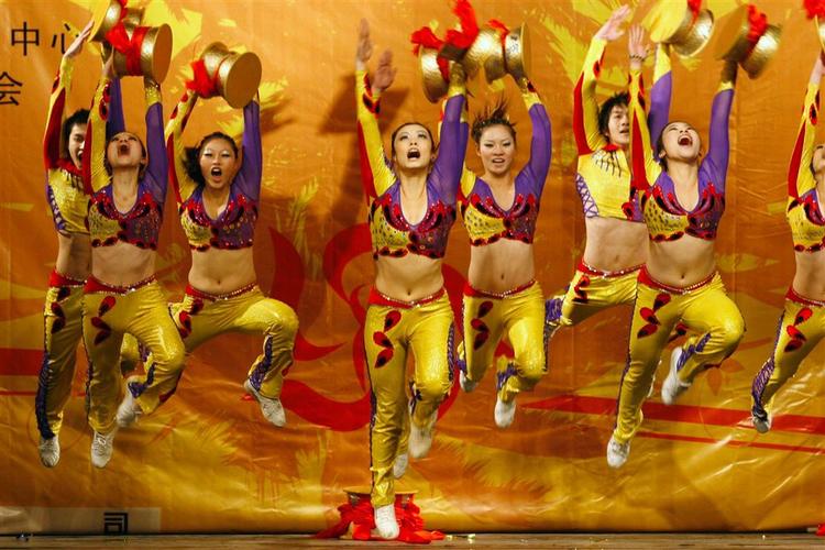 Hvis en ny undersøgelse holder stik, bliver der måske endnu mere grund til at juble for disse kinesiske cheerleaders.  Kina står nemlig til stor medaljefremgang ved OL i Beijing. 