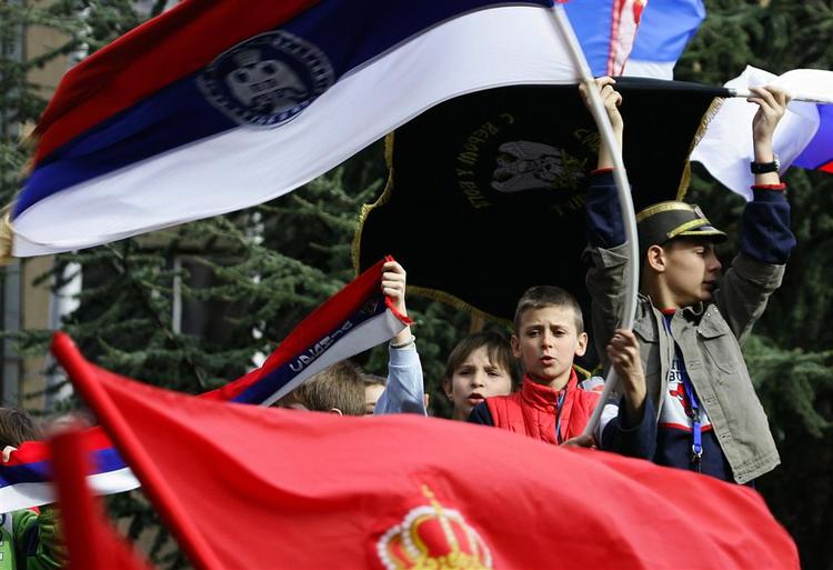 Unge serbere tog del i dagens demonstration i Mitrovica. 