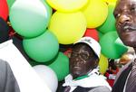 Robert Mugabe fejrede sig selv med kulørte balloner. 