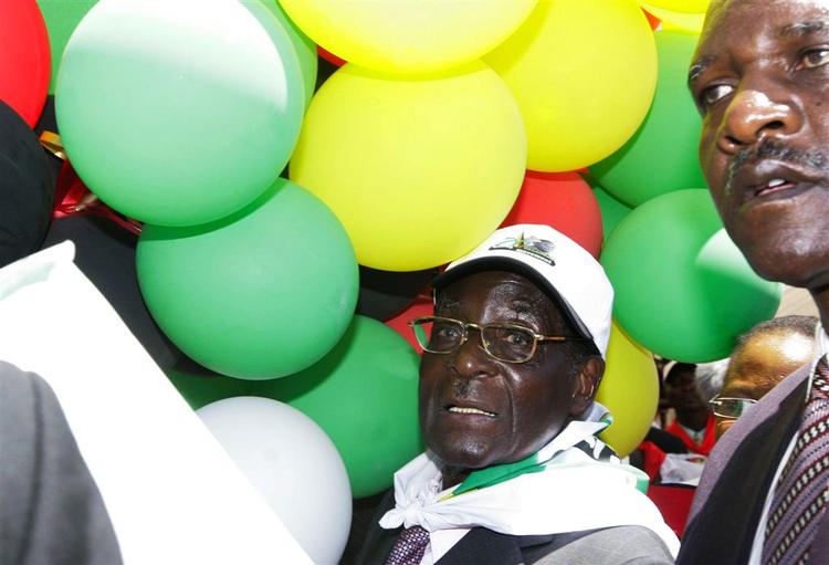 Robert Mugabe fejrede sig selv med kulørte balloner. 