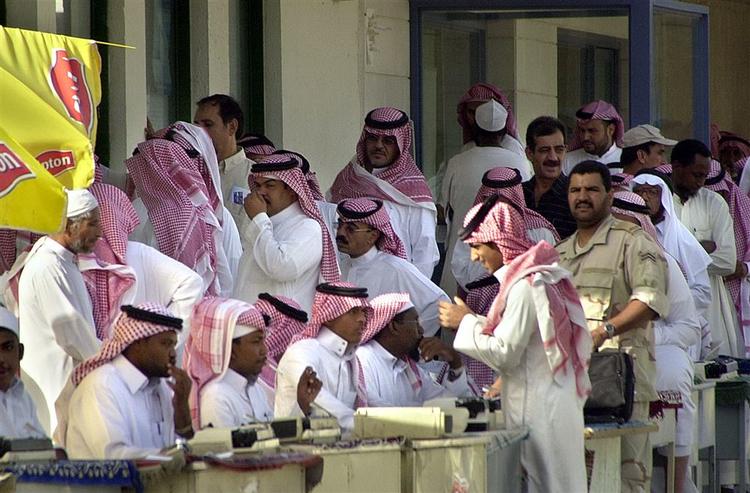 Forhold mellem kvinder og mænd udenfor ægteskabet er strengt forbudt i Saudi-Arabien, hvor 57 unge mænd nu er anholdt, fordi de 'flirtede'. 