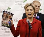 Clinton giver nu igen, efter Obama har sendt kritiske flyers ud til vælgere. 