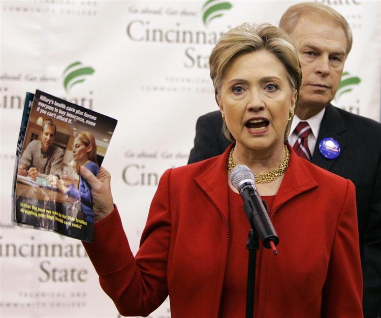 Clinton giver nu igen, efter Obama har sendt kritiske flyers ud til vælgere. 