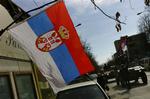 Serberne protesterer på sjette dag mod Kosovas selvstændighed. 