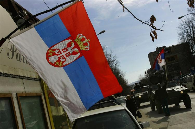 Serberne protesterer på sjette dag mod Kosovas selvstændighed. 