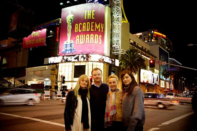 Der var ingen Oscar til Christian E. Christiansen, som her er foreviget foran The Kodak Theatre i Hollywood sammen med Laura Christensen (tv), Julie Ølgaard og Neel Rønholt. Danskerne var nomineret til en Oscar for kortfilmen 'Om natten'. 