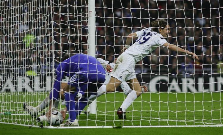 Jonathan Woodgate scorede sit første mål for Tottenham, da han blev Man of the Match i Carling Cup-finalen. 