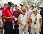 For anden gang under turneringen måtte Tiger Woods signere en handske og undskylde over for en tilskuer, der var blevet ramt af en af hans bolde. 