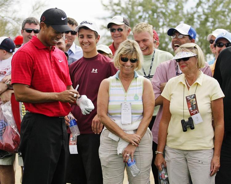 For anden gang under turneringen måtte Tiger Woods signere en handske og undskylde over for en tilskuer, der var blevet ramt af en af hans bolde. 
