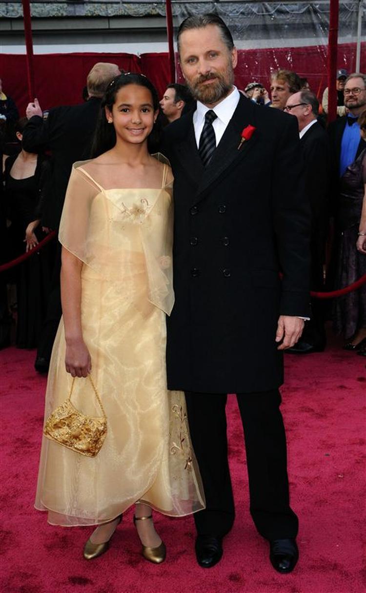 Iført dobbelradet jakketøj og fuldskæg havde Viggo Mortensen inviteret sin niece Sydney med til Oscar-fest. 