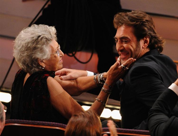 Javier Bardem lykønskes af sin mor Pilar, hvorefter han går på podiet og holder en tale på spansk, der får den stolte mor til at bryde sammen af stolthed. 