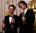 Ethan (tv)og Joel Coen med de tre Oscar-statuetter de hver hentede ved nattens uddelinger i Hollywood. 