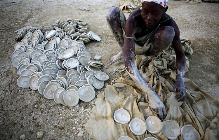 En kvinde fra Haiti sælger mudder som mad. 
