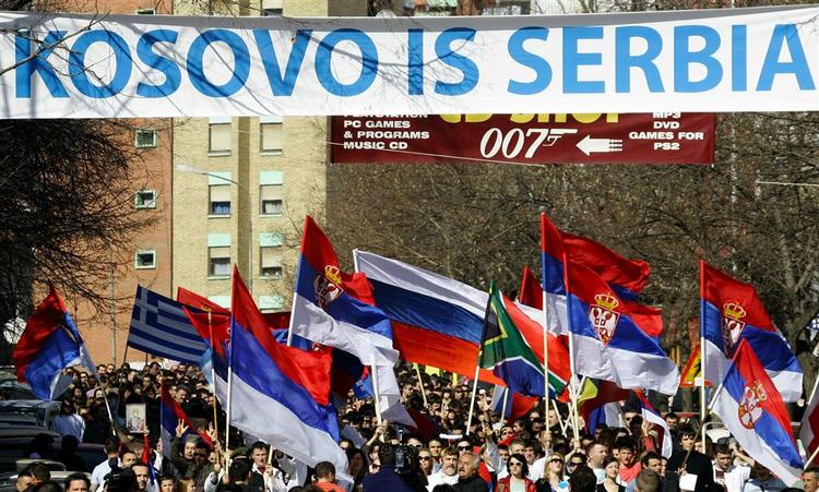 Igen i dag har der været demonstrationer i den etnisk delte by Mitrovica i Kosova. Længere sydpå angreb vrede serbere grænseposten mod Serbien. 