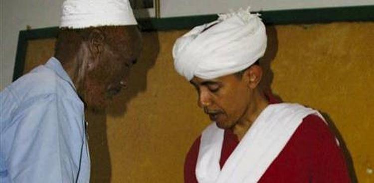 Barak Obama besøgte Kenya i 2006, hvor han fik overrakt denne traditionelle klædedragt, som han iførte sig. Nu er billedet dukket op i amerikanske medier. 